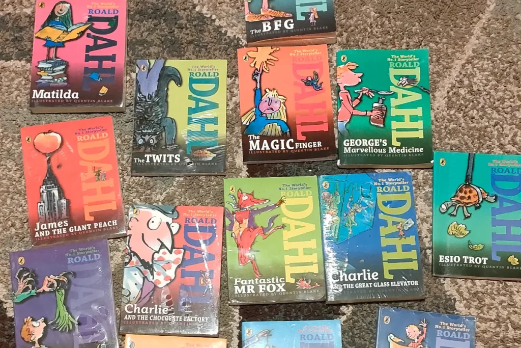 مجموعة من كتب رولد دال موضوعة على طاولة، تُستخدم لتشجيع تعلم اللغة الإنجليزية من خلال القراءة.